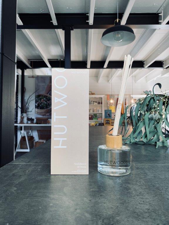 pago-hutwoods-reed_diffuser_sandalwood_and_freesia-200g