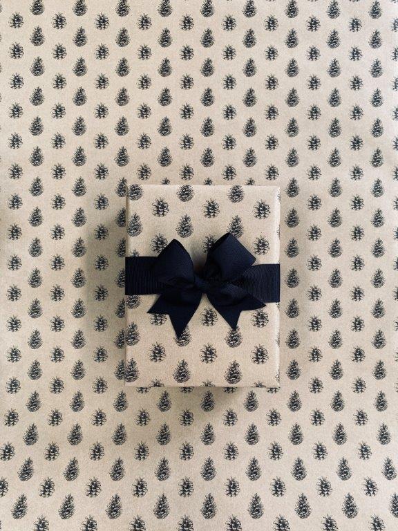 pagoandco-xmaspineconewrap-bow pagoandco-xmaspineconewrap-bow